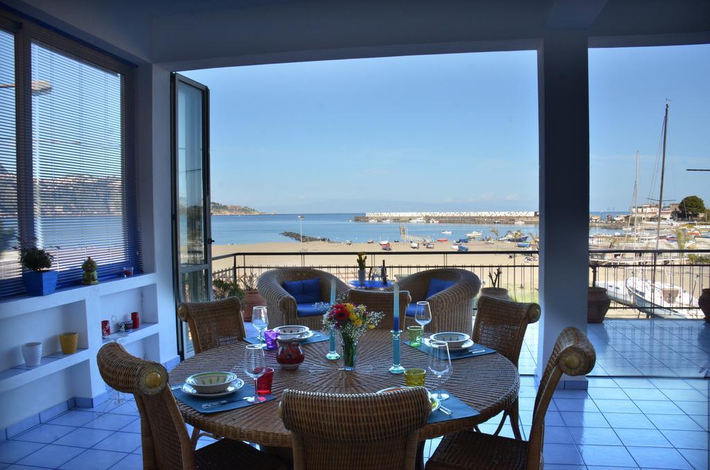 Terrazza Sul Mare Apartment จีอาร์ดีนี นักซอส ภายนอก รูปภาพ